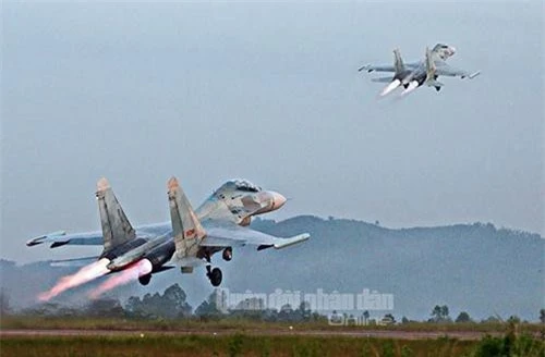 Pod gây nhiễu L203 Gardenia gắn trên tiêm kích Su-27 của Không quân Việt Nam. Ảnh: Quân đội nhân dân.