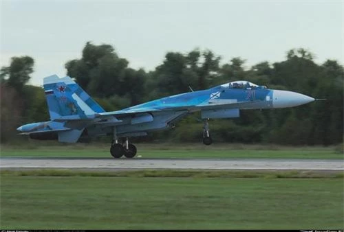 Su-33 sẽ có sức sống mới khi được nâng cấp lên đúng chuẩn Su-30SM. Ảnh: Alexei Kapulev.