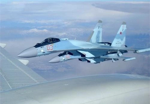 Tiêm kích Su-35S của Không quân Nga được trang bị pod ECM L-265M10 Khibiny-M. Ảnh: Defence Blog.