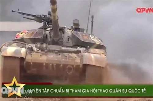  Trước đó, trong chương trình phóng sự "Luyện tập chuẩn bị tham gia hội thao quân sự quốc tế" cũng của kênh Quốc phòng Việt Nam, bộ đội ta cũng sử dụng các xe tăng T-54B cải tiến để luyện tập trước khi sang Nga thi đấu trên dòng tăng T-72B3 hiện đại. Và như chúng ta đã biết, Việt Nam trong lần thứ 2 tham dự đã xuất sắc giành giải nhì chung cuộc. Ảnh: QPVN