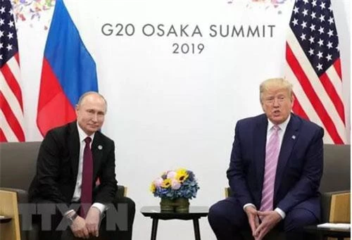 Tổng thống Nga Vladimir Putin và người đồng cấp Mỹ Donald Trump tại cuộc gặp ở Osaka, Nhật Bản ngày 28/6. (Ảnh: THX/TTXVN)