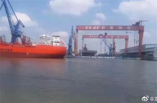  Mạng quân sự Trung Quốc mới đây đăng tải hai hình ảnh cho thấy nhà máy đóng tàu Hudong-Zhonghua ở Thượng Hải sắp hoàn thành những bước cuối cùng trước khi hạ thủy tàu đổ bộ 40.000 đầu tiên của Hải quân Trung Quốc, thuộc lớp Type 075. Ảnh: sina