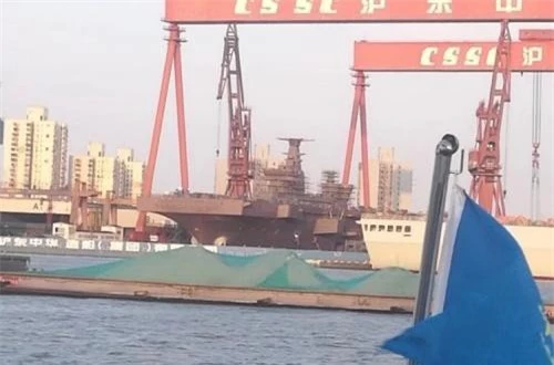 Xem ra chỉ cần sơn màu nữa là chiếc tàu đổ bộ có thể hạ thủy ngay lập tức. Dự kiến, việc hạ thủy diễn ra trong năm nay và năm sau sẽ đưa vào biên chế trong Hải quân Trung Quốc. Ảnh: sina Xem ra chỉ cần sơn màu nữa là chiếc tàu đổ bộ có thể hạ thủy ngay lập tức. Dự kiến, việc hạ thủy diễn ra trong năm nay và năm sau sẽ đưa vào biên chế trong Hải quân Trung Quốc. Ảnh: sina