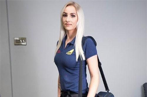 'Thánh nữ' sửa ống nước có nhan sắc vạn người mê