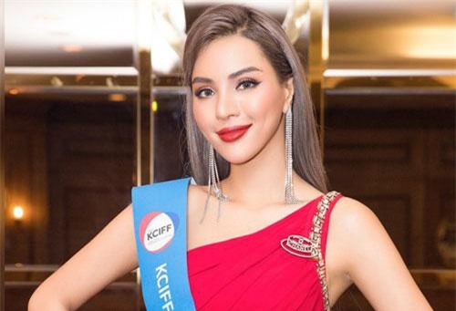 Siêu mẫu Khả Trang khoe sắc vóc chuẩn tại Hàn, nhận được vinh dự mà nhiều mỹ nhân mơ ước