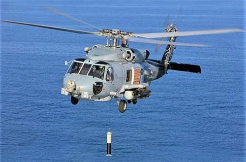 MH-60R triển khai hệ thống Sonar tần số thấp từ trên không (ALFS). Ảnh: flickr.com