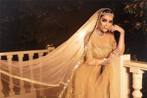 Lý Nhã Kỳ đeo khuyên mũi, đẹp bí ẩn dự sinh nhật cha nuôi tỷ phú