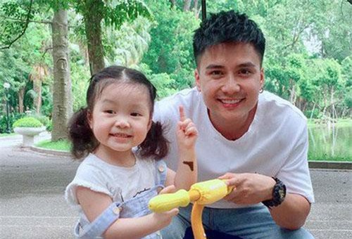 Mạnh Quân "Quắt đại ca" khoe con gái 2 tuổi siêu đáng yêu, sở hữu nhiều nét thừa hưởng từ bố