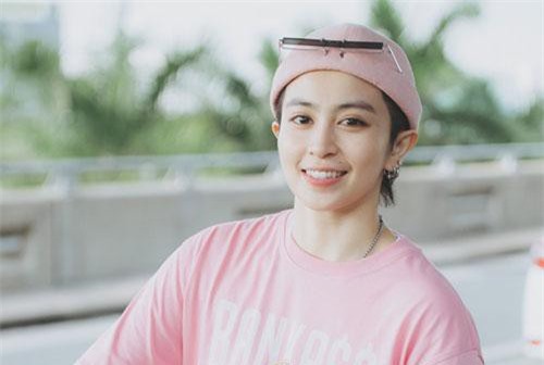 Biểu cảm cực cool của Gil Lê tại sân bay sang Indonesia làm Host Confetti Việt Nam