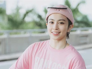 Biểu cảm cực cool của Gil Lê tại sân bay sang Indonesia làm Host Confetti Việt Nam