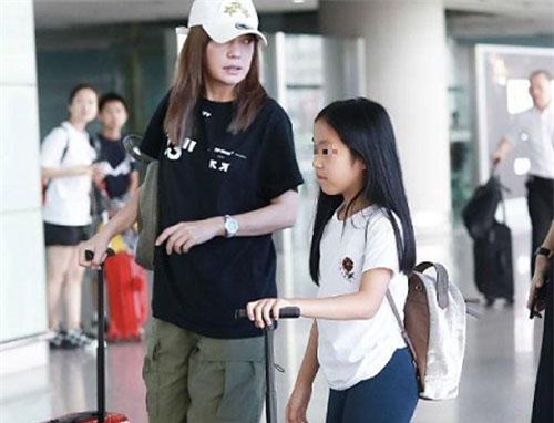Triệu Vy lộ mặt kém sắc xuất hiện cùng con gái ở sân bay