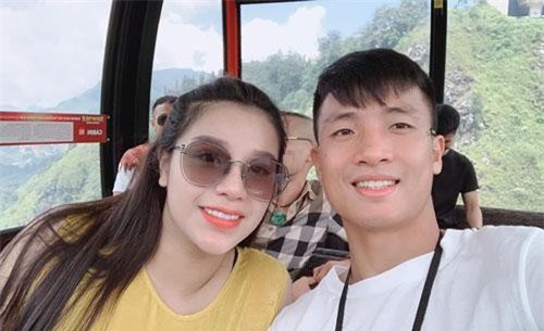 Bùi Tiến Dũng và cô chủ khách sạn tình tứ trên đỉnh Fansipan