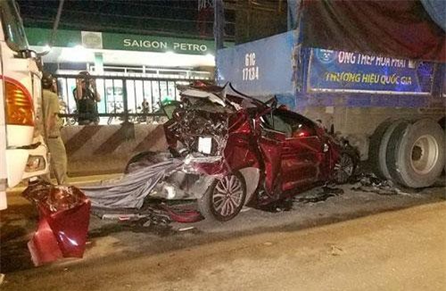 TPHCM: Ô tô con nát bét dưới gầm xe tải, gia đình 4 người thoát chết thần kỳ