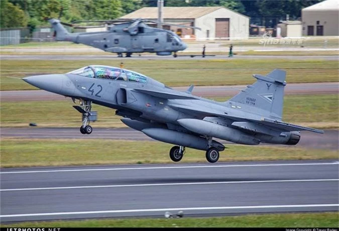 Chien dau co Hungary “danh chan” Su-30 tren bien Baltic-Hinh-4