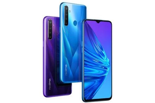 Realme 5 có 2 màu xanh pha lê và tím pha lê, lên kệ ở Ấn Độ từ ngày 27/8. Giá của bản ROM 32 GB là 9.999 Rupee (tương đương 3,24 triệu đồng). Phiên bản ROM 64 GB có giá 10.999 Rupee (3,56 triệu đồng). Để tậu bản ROM 128 GB, khách hàng phải chi 11.999 Rupee (3,89 triệu đồng).