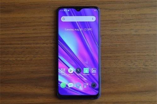 Tấm nền màn hình được sử dụng trên Realme 5 là IPS kích thước 6,5 inch, độ phân giải HD Plus (1.600x720 pixel), mật độ điểm ảnh 269 ppi. Màn hình này được chia theo tỷ lệ 20:9, chiếm 89% diện tích mặt trước, bảo vệ bởi kính cường lực Corning Gorilla Glass 3 Plus. 