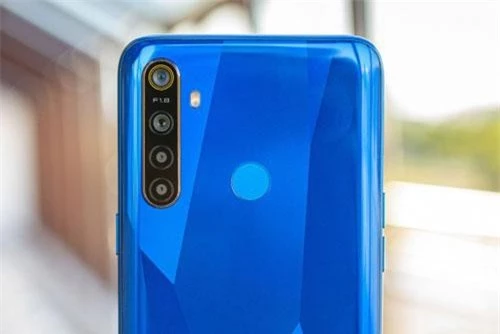 Ngoài thiết kế đẹp, pin “trâu”, Realme 5 còn sở hữu tới 4 camera sau. Trong đó, cảm biến chính 12 MP, khẩu độ f/1.8. Cảm biến thứ hai 8 MP, f/2.25 cho ống kính góc rộng 119 độ. Cảm biến macro 2 MP giúp chụp ảnh cự ly gần. Cảm biến cuối cùng 2 MP, f/2.4 giúp chụp ảnh xóa phông. Bộ tứ này được trang bị đèn flash LED, quay video 4K. 