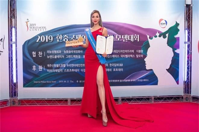 Khả Trang khoe sắc vóc chuẩn siêu mẫu tại Hàn, xuất sắc nhận được vinh dự mà nhiều mỹ nhân mơ ước - Ảnh 6.
