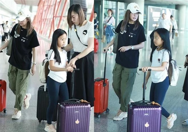 Triệu Vy lộ mặt kém sắc xuất hiện cùng con gái ở sân bay