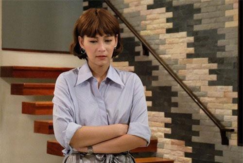 Vừa về đến nhà khi bị vợ gọi về đón khách quý, chồng tái mặt với màn giới thiệu không thể sốc hơn