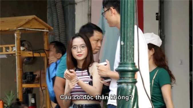 Một cô nàng có tên Minh Tâm (sinh năm 1996, ở Đà Nẵng) đã bất ngờ nổi tiếng vì vô tình lọt vào ống kính của người lạ khi đang đi dạo ở phố đi bộ Hà Nội. Cụ thể, cô bạn này là một trong số những đối tượng được một anh chàng youtuber chọn lựa cho clip camera giấu kín chủ đề "thả thính" của mình.