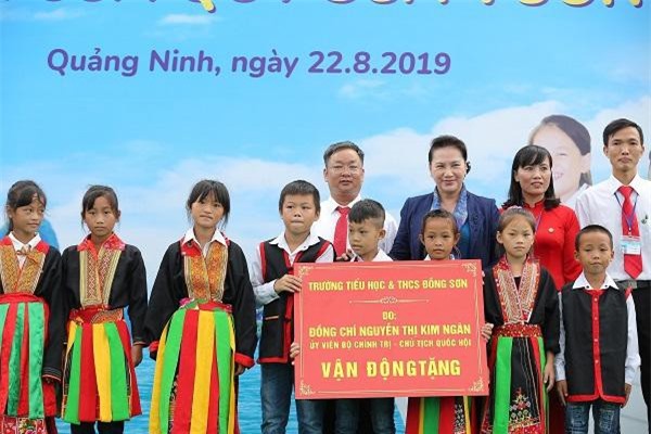 Lễ trao tặng Trường Tiểu học & THCS Đồng Sơn và Quỹ sữa Vươn cao Việt Vam trao tặng sữa cho trẻ em tỉnh Quảng Ninh