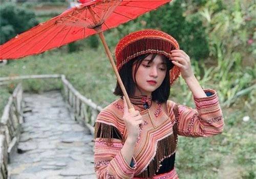 Lương Thị Hương Ly khoe nhan sắc trong trang phục dân tộc.