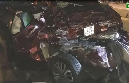 Clip: Hiện trường vụ xe tải tông nát ôtô con tại TP.HCM