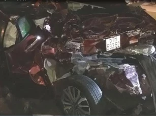 Clip: Hiện trường vụ xe tải tông nát ôtô con tại TP.HCM