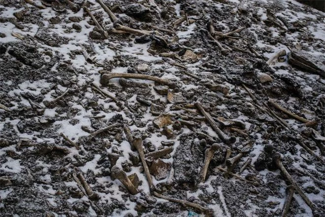 Hàng trăm bộ xương người ló dạng sau khi tuyết tan tại hồ Roopkund.