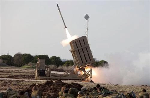 Tổ hợp phòng thủ Iron Dome được Israel tự thiết kế và đưa vào sử dụng để đánh chặn các loại pháo phản lực, đạn pháo và đạn cối. Ngoài ra tổ hợp này cũng được cho là có khả năng đánh chặn cả trực thăng và máy bay cũng như UAV ở tầm cực ngắn. Nguồn ảnh: BI.