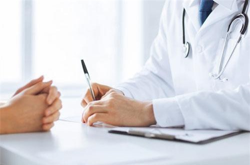 Đi khám bệnh thì gặp người yêu cũ là bác sĩ, không hiểu sao càng uống thuốc càng thấy đau và sự thật là...