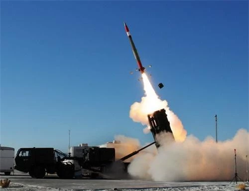 Tổ hợp MEADS phóng đạn đánh chặn MIM-104F tầm bắn 40 km trong một cuộc thử nghiệm. Ảnh: Defence Blog.