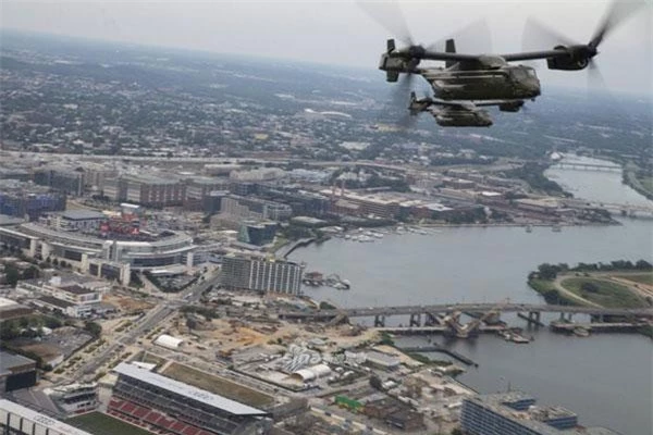 Được ra đời để phục vụ mục đích vận tải người và hàng hoá, tuy nhiên máy bay lai trực thăng V-22 Osprey cũng được trang bị khả năng mang theo vũ khí tối giản nhất để nó có thể tự vệ được trên chiến trường. Nguồn ảnh: Sina.