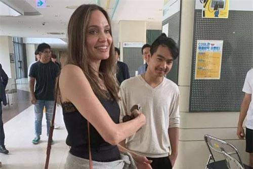 Đưa con trai đến trường học ở Hàn Quốc, Angelina Jolie cố gắng không khóc