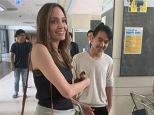 Đưa con trai đến trường học ở Hàn Quốc, Angelina Jolie cố gắng không khóc