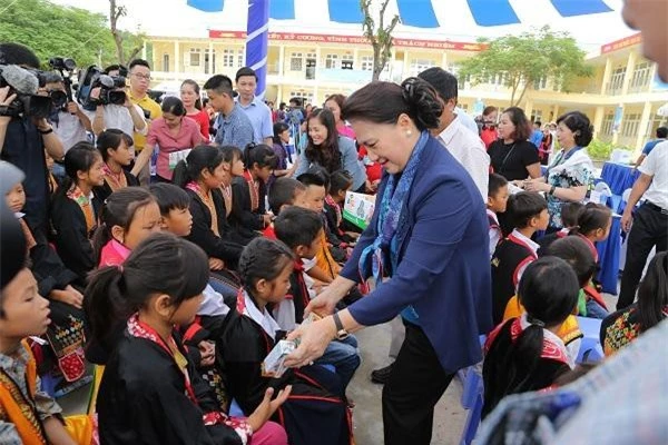 Chủ tịch Quốc hội Nguyễn Thị Kim Ngân và các đại biểu trao tặng học bổng và sữa cho các em học sinh có hoàn cảnh khó khăn vươn lên trong học tập. Chủ tịch Quốc hội Nguyễn Thị Kim Ngân và các đại biểu trao tặng học bổng và sữa cho các em học sinh có hoàn cảnh khó khăn vươn lên trong học tập.