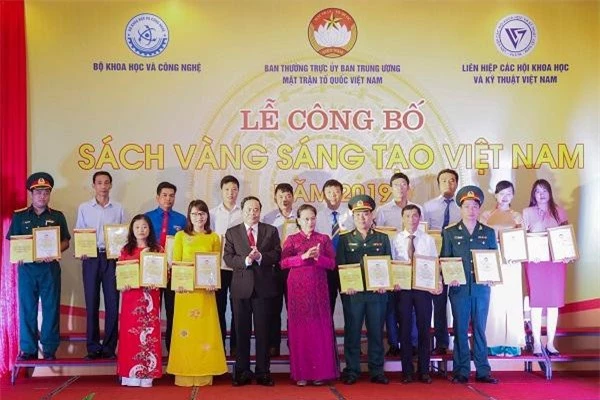 Chủ tịch Quốc hội Nguyễn Thị Kim Ngân, Chủ tịch UBTW MTTQ VN Trần Thanh Mẫn trao phần thưởng tặng các tác giả, đại diện nhóm tác giả. (Ảnh: QĐND)