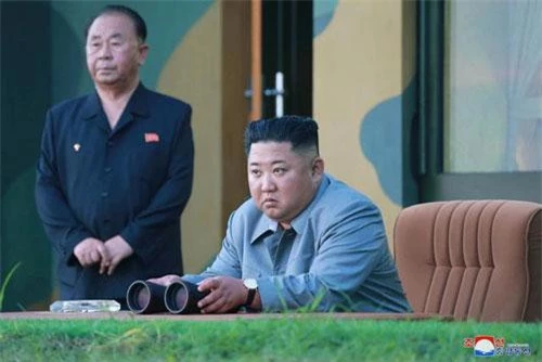 Nhà lãnh đạo Kim Jong-un thị sát vụ phóng tên lửa hồi tháng 7 (Ảnh: Reuters)