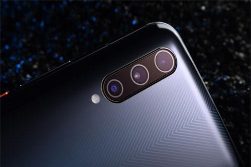 Smartphone cấu hình siêu ‘khủng’, pin 4.500 mAh, 3 camera sau, giá hơn 10 triệu