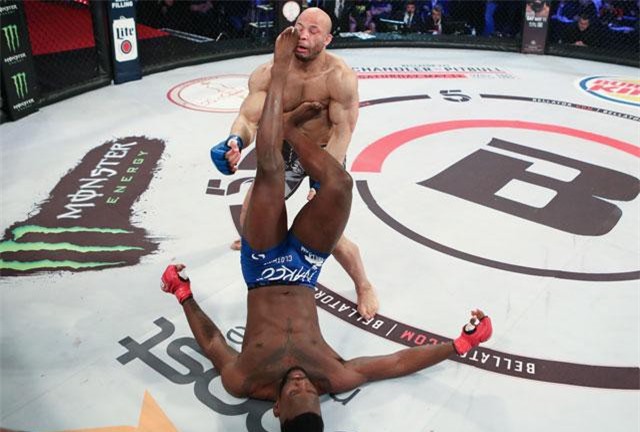 Quá ham tấn công, võ sĩ lãnh trọn 3 cú đạp vào mặt và phải nhận trận thua vô cùng cay đắng