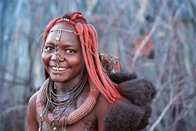 Khám phá bộ tộc có phụ nữ không tắm bằng nước, dùng đất đỏ để làm đẹp