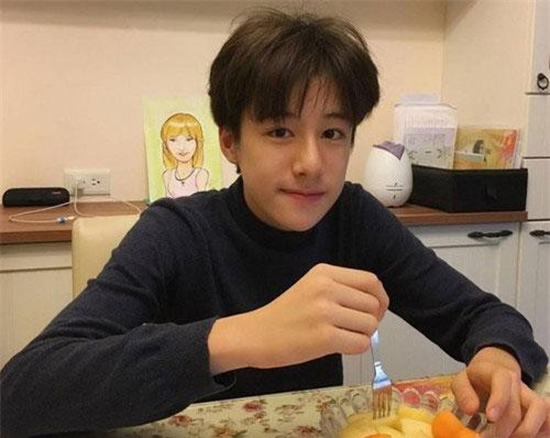 "Soái ca" 13 tuổi khiến cả vạn chị em "xin chết"