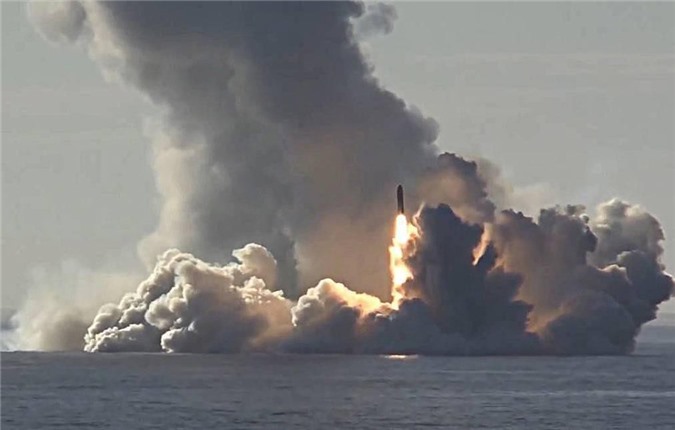 Tàu ngầm Nga thị uy phóng tên lửa liên lục địa từ 2 vùng biển cùng lúc