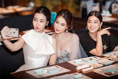 Nhan sắc "không phải dạng vừa" Sam chụp ảnh thân thiết với Đỗ Mỹ Linh - Hoàng Yến Chibi