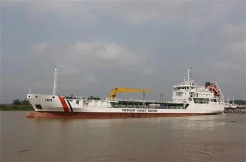  Đó là tàu vận tải đa năng, tiếp dầu trên biển CSB 7011. Với chiều dài lớn nhất gần 90m, rộng lớn nhất 14m, cao mạn 6,25m, lượng giãn nước đầy tải trên 4.300 tấn, CSB-7001 hiện giữ "danh hiệu tàu lớn nhất" của Cảnh sát biển Việt Nam. Ảnh: CSB Việt Nam