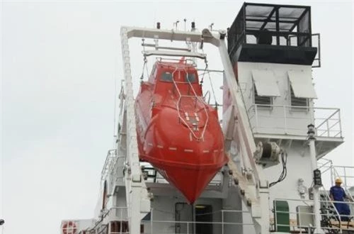Tàu được trang bị xuồng xuyên lửa có khả năng chống cháy, sẽ mang theo kíp thủy thủ lao xuống biển trong trường hợp có hỏa hoạn. Ảnh: CSB Việt Nam