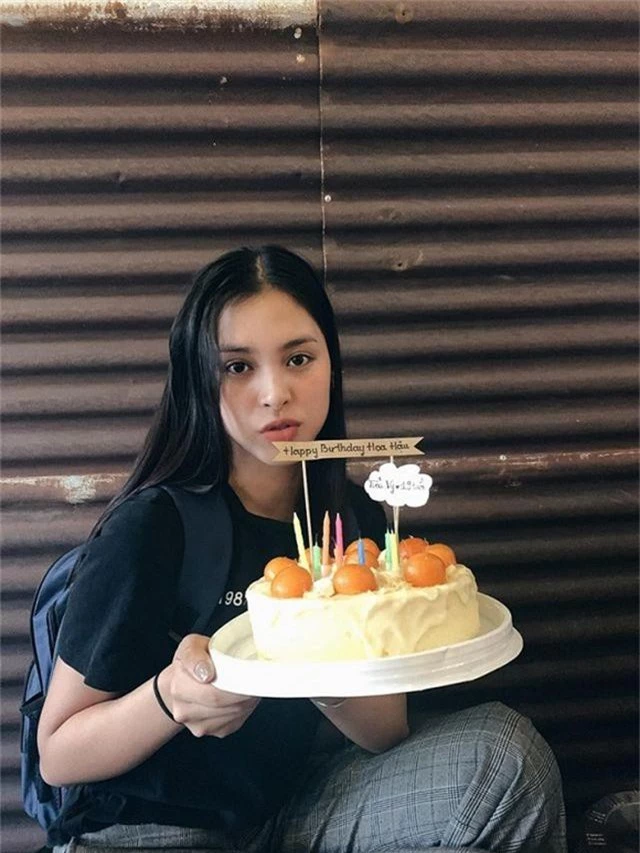 Hoa hậu Tiểu Vy đón sinh nhật tuổi 19 ở... quán ăn lề đường - 2