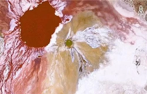 Vùng hồ Roja với nước màu đỏ.