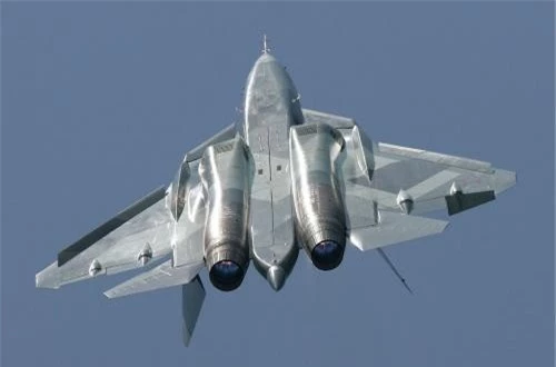 Về động cơ, loạt đầu của Su-57 trang bị động cơ turbofan AL-41F1S của Su-35S tích hợp công nghệ kiểm soát lực đẩy toàn phần cho khả năng thao diễn động tác cực khó, có thể bay siêu âm hành trình không cần đốt tăng lực. Ảnh: Wikipedia